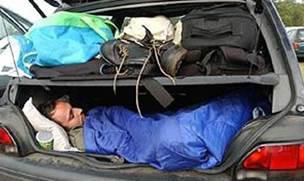  在汽车后备箱里睡着的人.